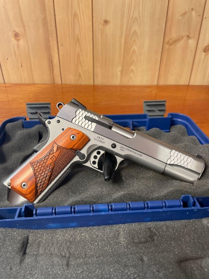 Smith & Wesson SW1911 E Series 45 Auto, with 2 mags and factory hard case Very Nice! Gun sales must