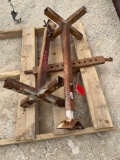 Pair of pipe stands with draw bar