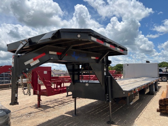 2023 Maxx D 1025'' x 36' Hydraulic Tail 2 x 15,000lb Axles 17.5 Tires Hydraulic Jacks. Deck Over