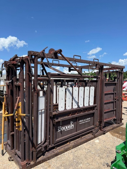 Stockman Squeeze Chute with Auto Head Gate and Palpatation Doors