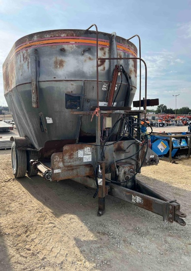 Loewen 1022 Cu Ft Vertical Mixer Wagon No PTO Shaft Needs Work