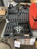 Bolt type wheel puller set