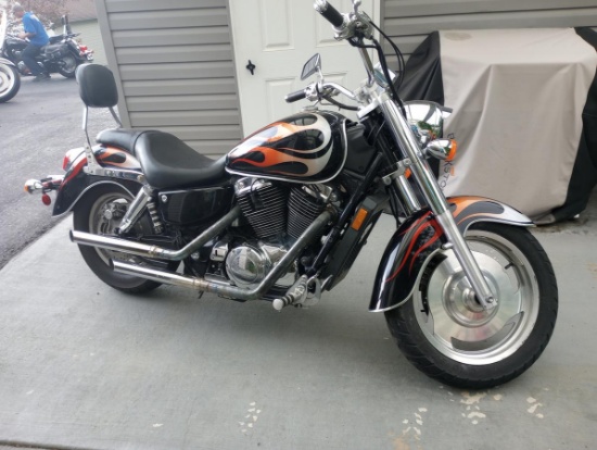 2005 Honda VT1100C2 (Shadow Sabre)