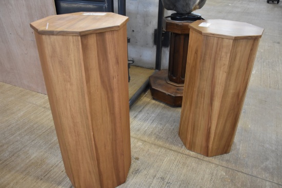 2 Wooden Pedestal (2x$)