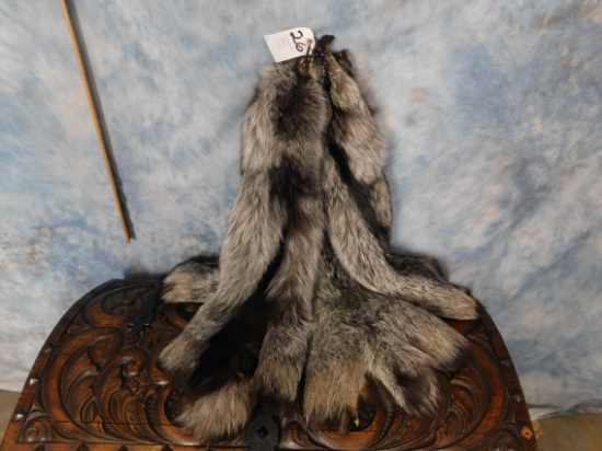 4 CROSS FOX HIDES (4x$)