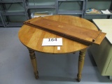 Maple dinig table with 2 leaves