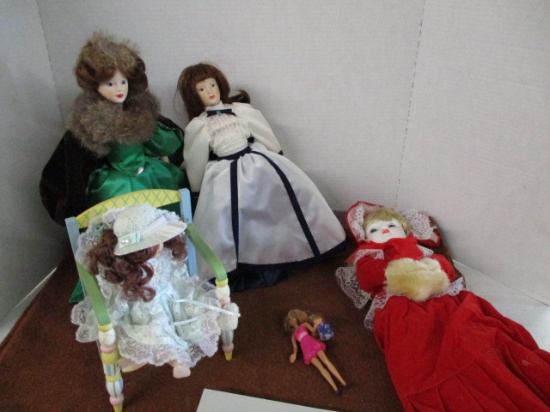 tray lot of dolls