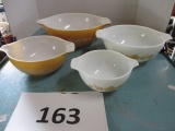 Pyrex 4 piece nesting bowl set