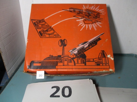 Lionel missle launching platform with rocket #470