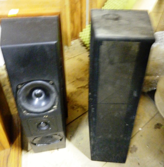 Pair Meridian speakers w/wood stands Model M100 Loud Speakers