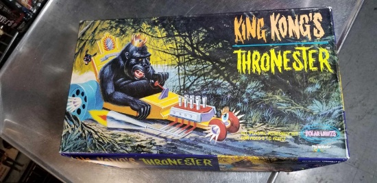 2 Model Kits King Kong and Raiders Coach