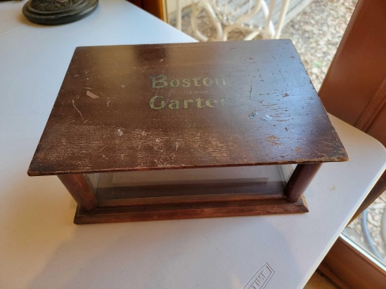 VINTAGE GARTER BOX