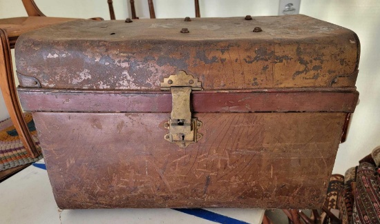 VINTAGE METAL CHEST WITH TOOLS