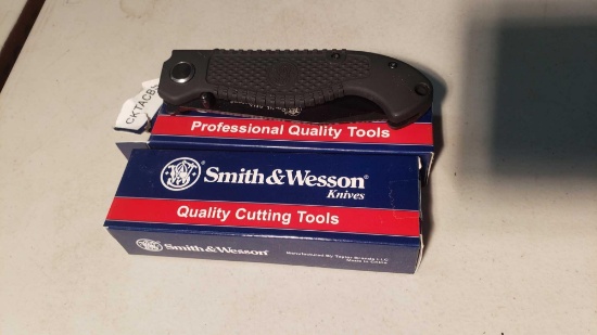 2 Smith Wesson Knives