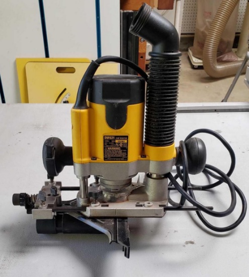 DEWALT DW621 2HP PLUNGE ROUTER WITH EDGE GUIDE