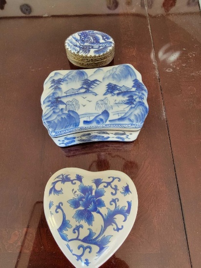 SMALL QUANTITY OF COLLECTABLES