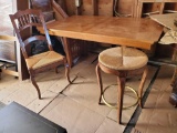 DINNING ROOM TABLE WITH CHAIRS AND STOOLS