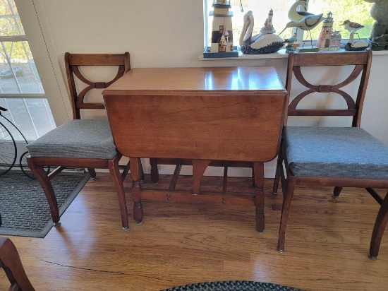 COUNTRY MAPLE TABLE WITH 4 CHAIRS