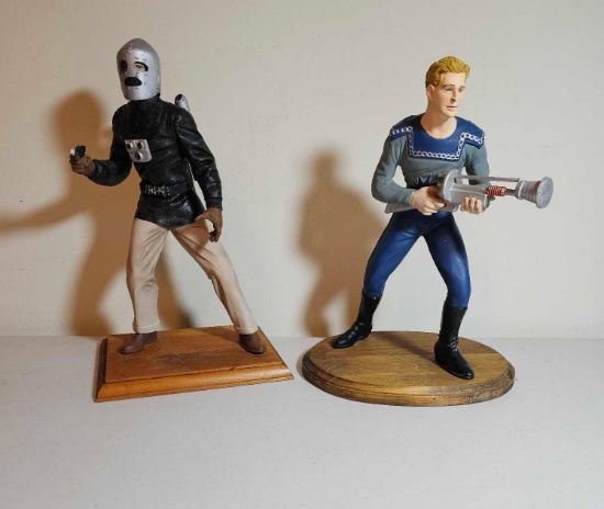 2 ACTION FIGURE STATUES