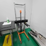 SMALL MANUAL LIFT - FORKLIFT