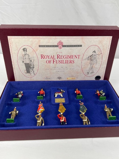 BRITAINS ROYAL REGIMENT OF FUSILIERS TOY SOLDIERS
