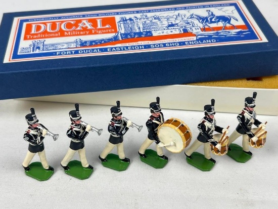 DUCAL US ARMY DRIMS AND BUGLES MARCHING