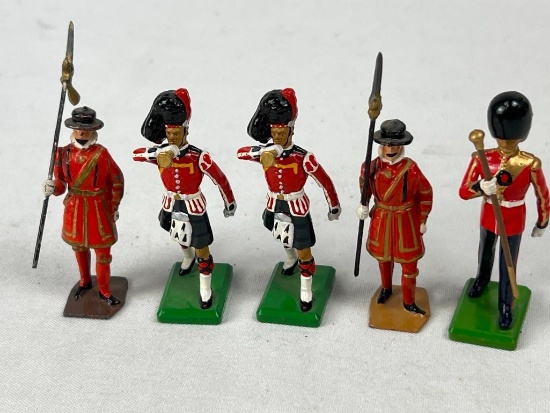 BRITAINS MIXED LOT OF BEEFEATERS AND MUSICIANS