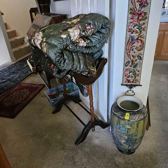 2 COMFORTERS WITH STAND
