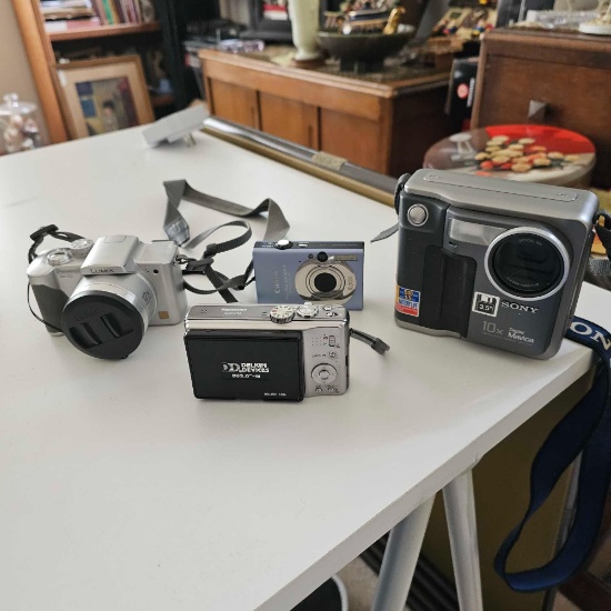 GROUP LOT OF DIGITAL CAMERAS