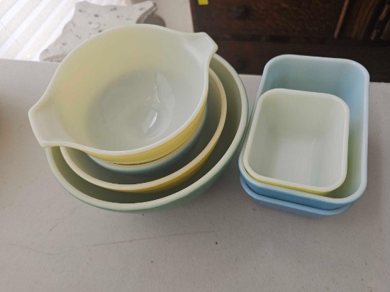 VINTAGE PYREX BOWLS