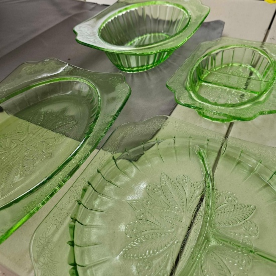 4 VASELING GLASS RELISH AND BOWLS