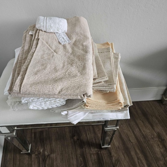 SMALL QUANTITY OF KITCHEN LINENS