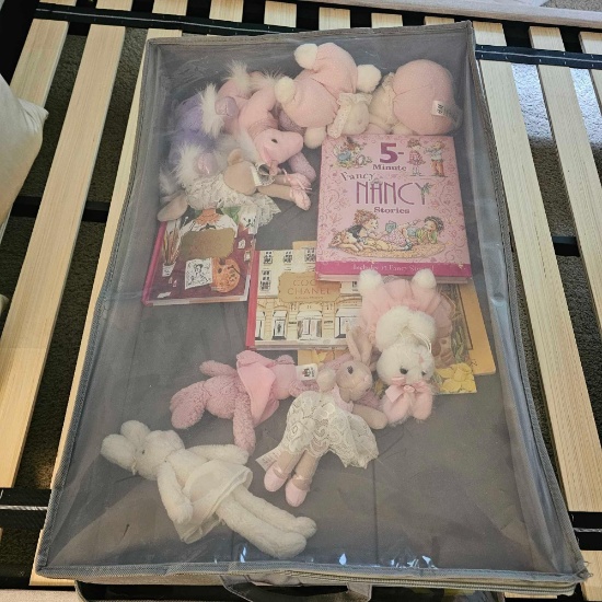 ZIPPERED BAG OF PLUSH ANIMALS
