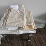 SMALL QUANTITY OF KITCHEN LINENS