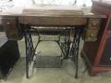 Trundle Singer sewing machine (lot 10)
