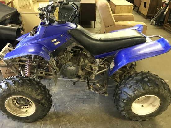 Yamaha 4-Wheeler - standard shift - Runs (lot 8)