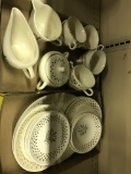 DISHWARE SET (lot 7)