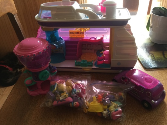 Squinkies Cruise Ship with extra characters (lot 13)