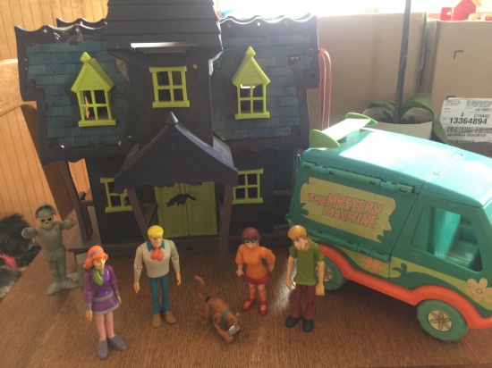 Scooby Doo playset with van and characters (lot 13)