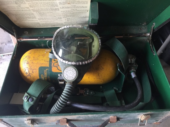 Oxygen Tank and Mask in case (lot 13)