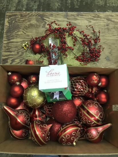Box lot of Christmas decor & ornaments (lot 2)
