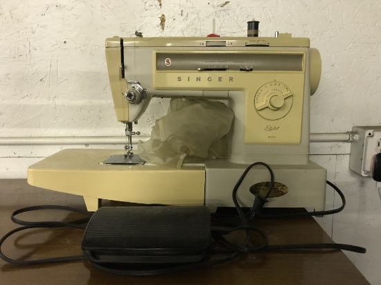 Singer Sewing Machine (lot 2)