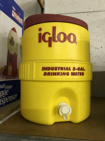 Igloo 2 Gal. Beverage Dispenser (lot 2)