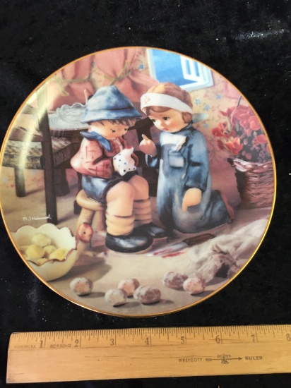 hummel collectable plate 8 1/4'' $ 30/40