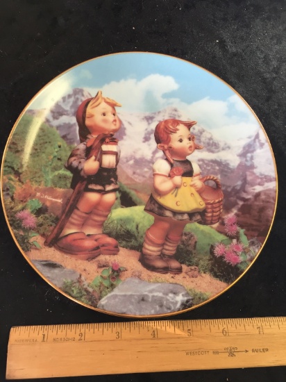 hummel collectable plate 8 1/4'' $ 30/40