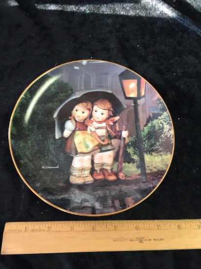 hummel collectable plate 8 1/4'' $ 30/40