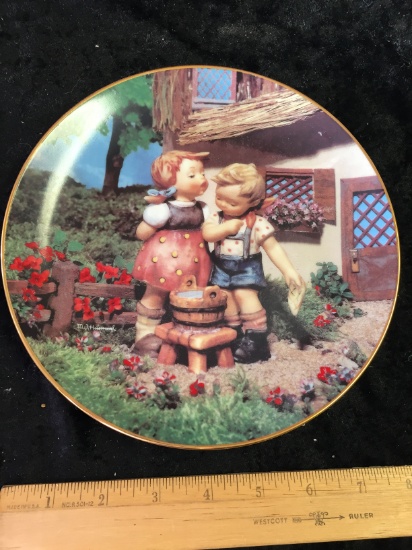 hummel collectable plate 8 1/4'' $ 30/40