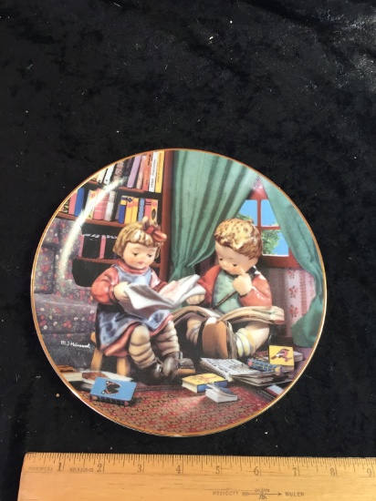 hummel collectable plate 8 1/4'' $ 30/40