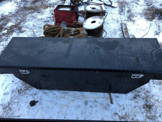 Diamond plate metal toolbox for truck bed
