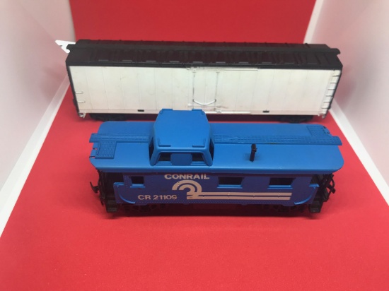 2 HO Scale model train cars